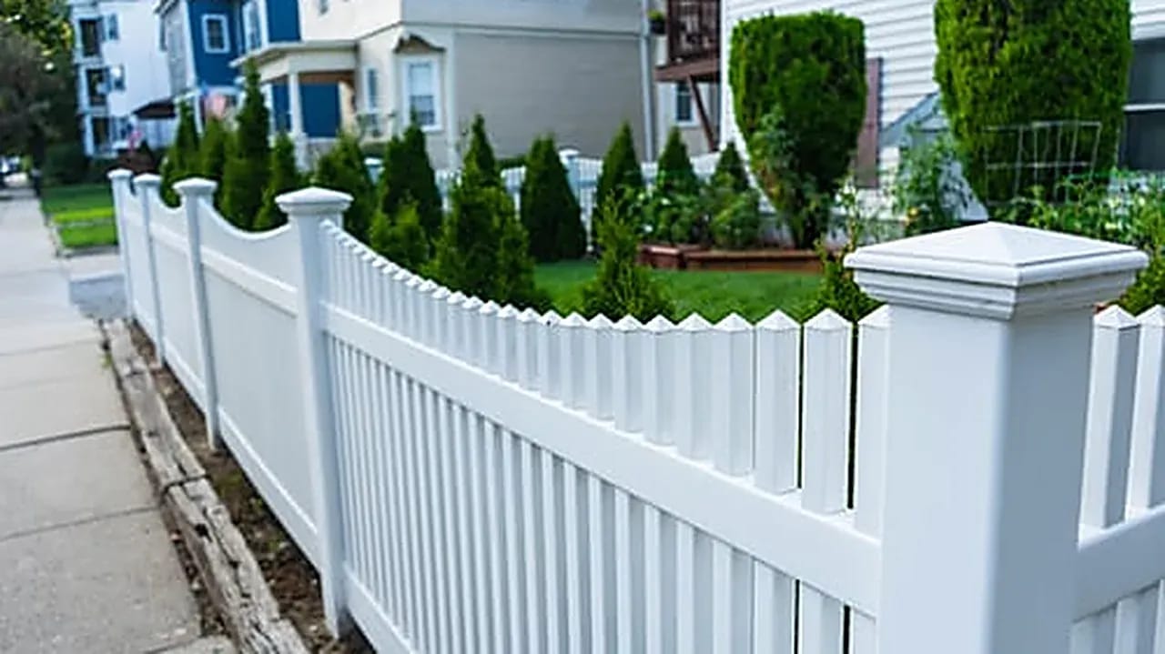 White picket fence along the front yard of a Florida home